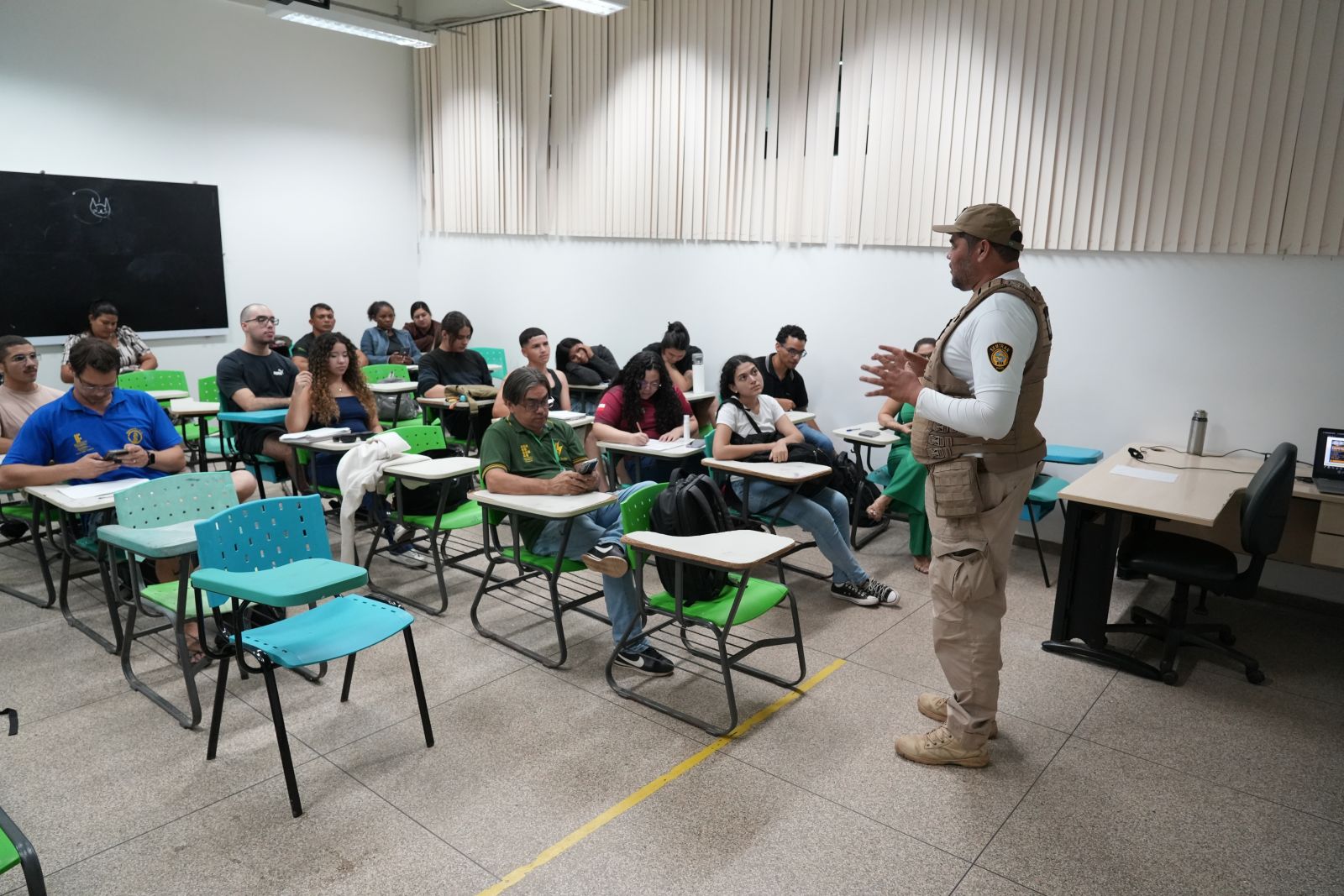 Durante a palestra, foram abordados temas como direção defensiva, legislação e fiscalização